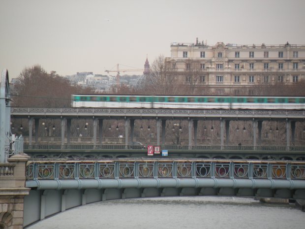  métro traversant la Seine